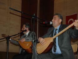 Aşıklar yaşlılar için atıştı